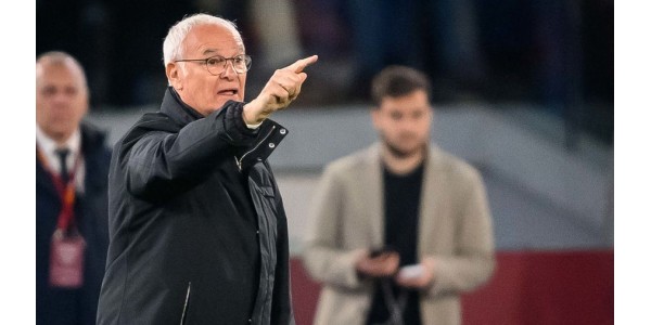 Os jovens estão ocupados com o futebol que adoram Os jovens estão ocupados com o futebol que adoram